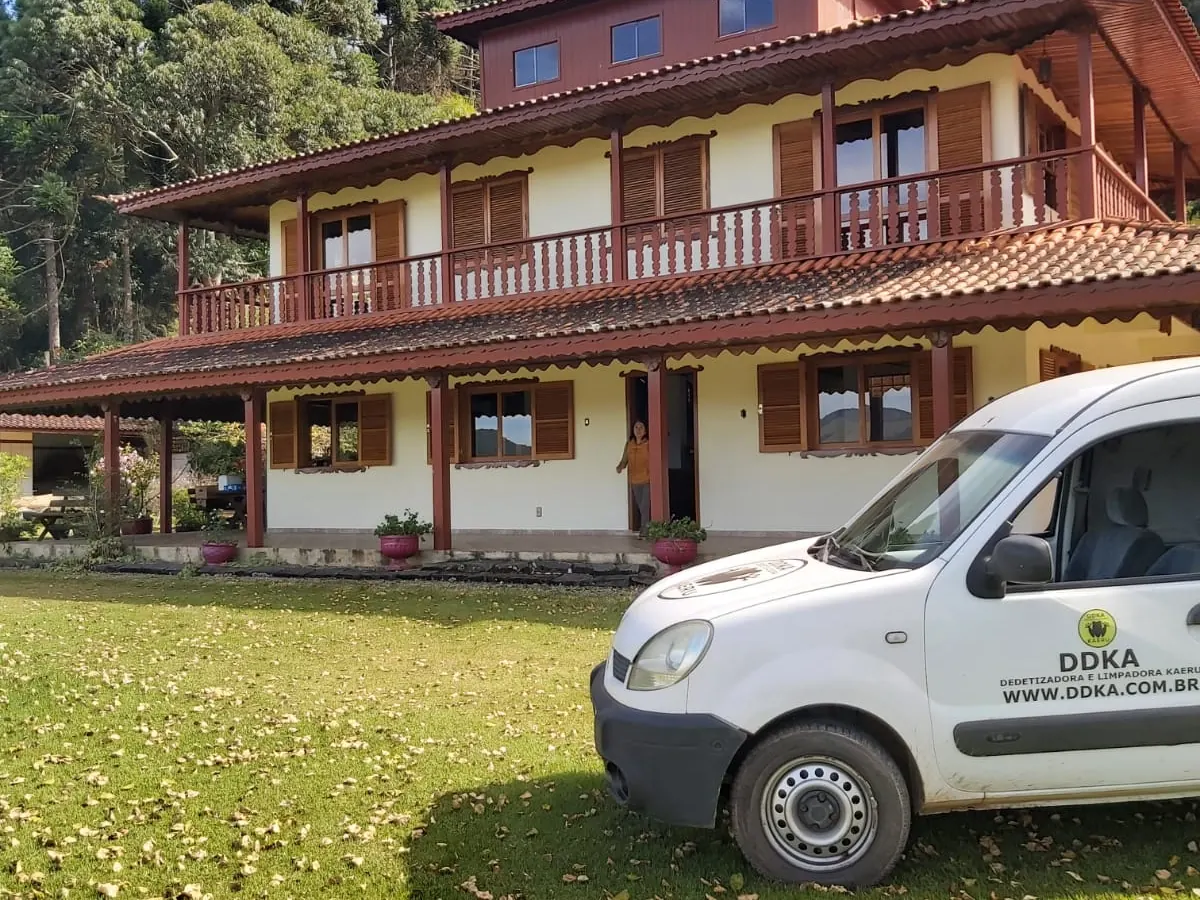 Van da DDKA estacionada no gramado de uma chácara atendida