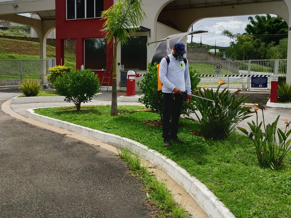 Técnico da DDKA aplicando tratamento no jardim da portaria de um condomínio