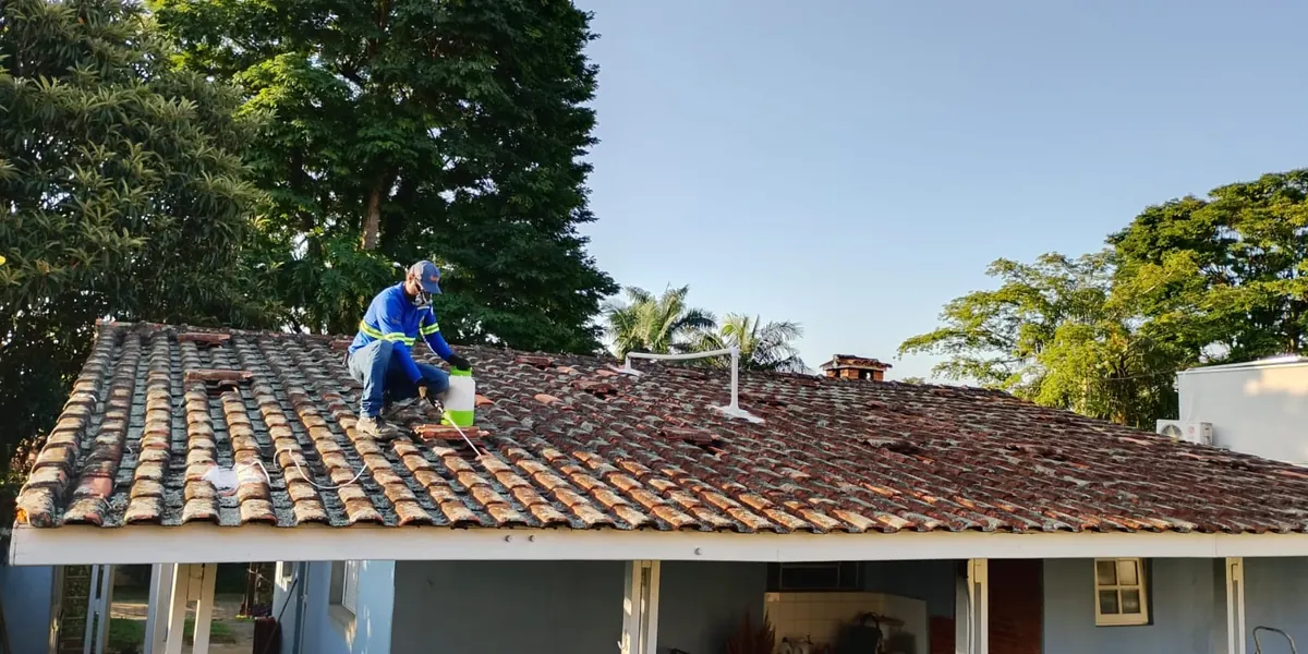Tratamento em telhado de residência rural