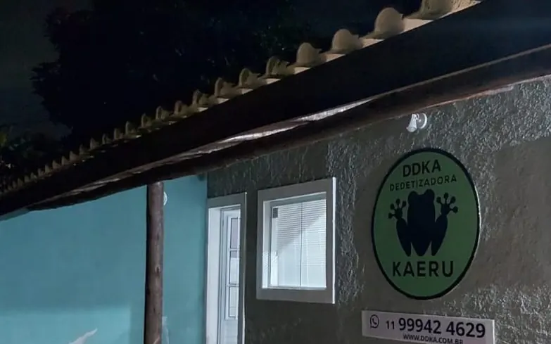 Fachada da sede própria da DDKA em Jarinu, com o logotipo na parede